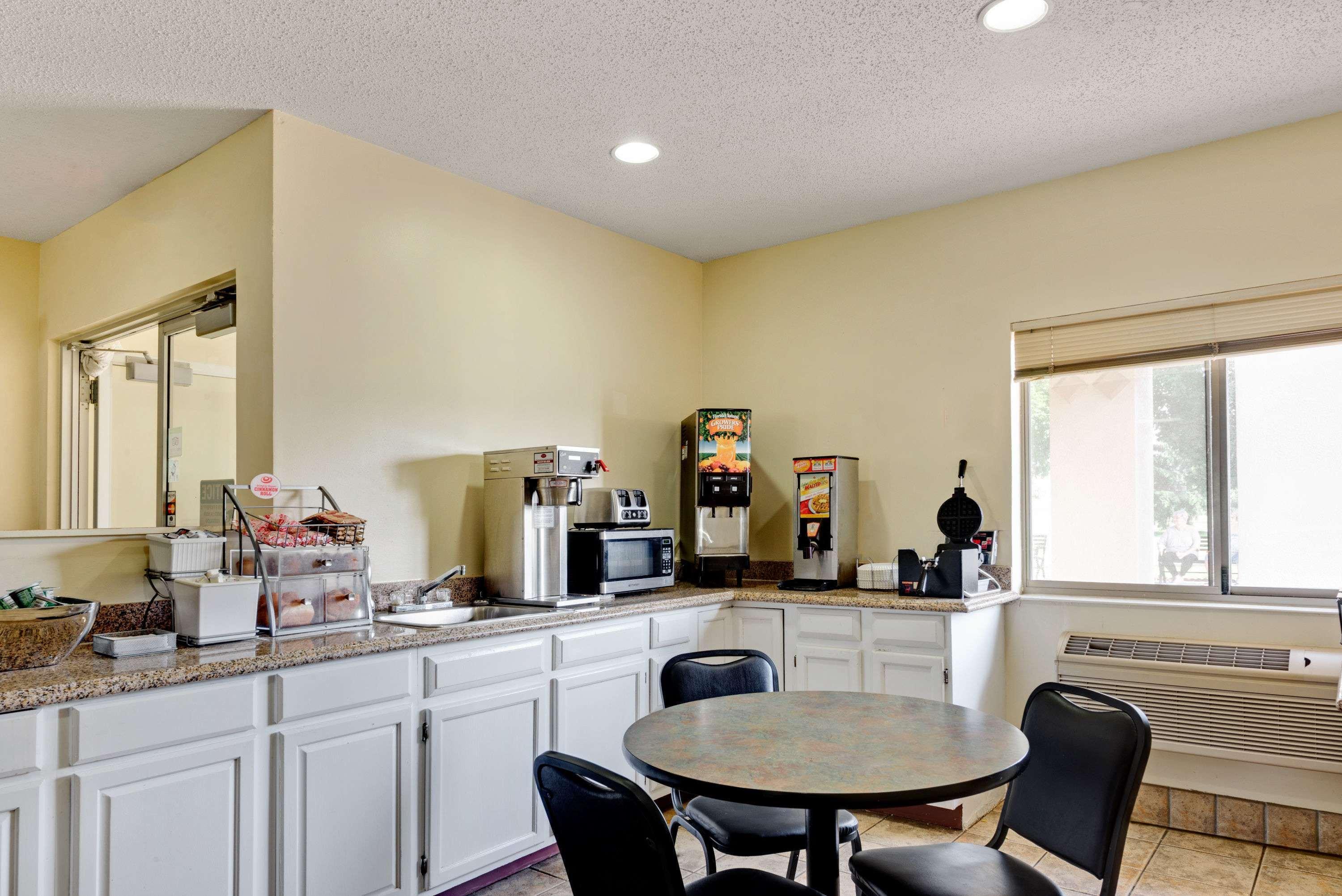ซูเปอร์ 8 บาย วินด์แฮม โคโมโด Hotel โคโคโม ภายนอก รูปภาพ